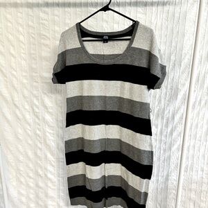 *Bundle 5 for $20! MATERNITY - Old Navy Sweater Dress, Size Medium